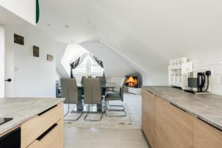 Luxury central apartment sleeps 7 guests with free parking and Netflix - Bournemouth - 1