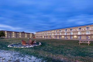 Days Inn & Suites by Wyndham St. Ignace Lakefront - Saint Ignace - 1
