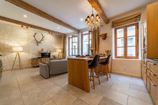 L'élégance de la pierre au pied de la Maison Carrée - Une Nuit à Nîmes - Nîmes - 0