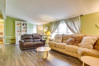 Beachy Lewes Home with Outdoor Shower and Fire Pit! - Long Neck - 5