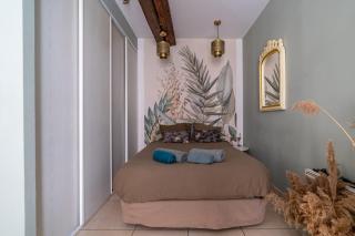 L'écrin vert luxuriant - Halles & Cathédrale - Une Nuit à Nîmes - 2