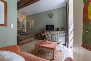 L'écrin vert luxuriant - Halles & Cathédrale - Une Nuit à Nîmes - 7