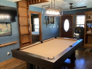 The Manor- 4 BR Home with Pool Table, Swimming Pond and Sand Volleyball - Montgomery - 7