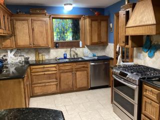 The Manor- 4 BR Home with Pool Table, Swimming Pond and Sand Volleyball - Montgomery - 4