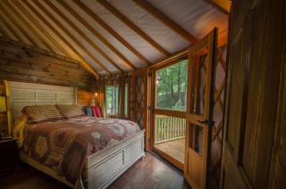 Spring Ridge Luxury Yurt - Creekside Glamping with Private Hot Tub - Topton - 8