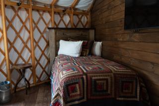 Creekside Cove Luxury Yurt w Hot Tub in Nantahala - Topton - 9