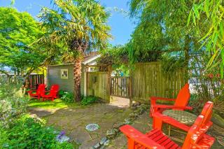 Enchanted Path to a Gardenscape - 92 Walkscore! - Seattle - 8