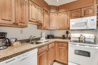 Laurelwood Condominiums 407 - 2