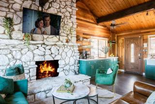 Old Hollywood Lodge-Pets, HotTub-Sauna, Speakeasy! - Big Bear City - 2