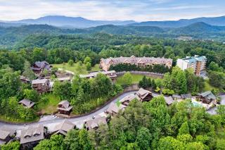 2 Miles from Dollywood Family Resort with Seasonal Outdoor Swimming Pool, Year around Heated Indoor Swimming Pool, Townhome Style Cabin, Private Hot Tub, Arcade, TV, Wifi, Kitchen with Refrigerator, Washer and Dryer - 9