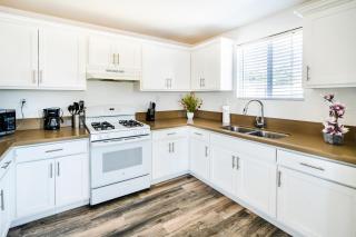 Spacious 5 Bedroom 3 Bath Modern Home by Downtown LA With Parking - Los Angeles - 1