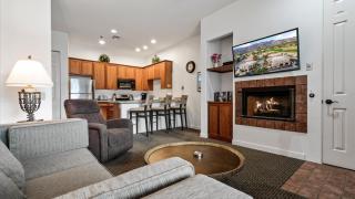 CLR100 Private 1 Bedroom w Spacious Living Area - 7