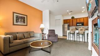 CLR100 Private 1 Bedroom w Spacious Living Area - 8