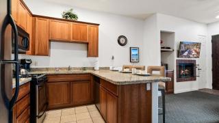 CLR100 Private 1 Bedroom w Spacious Living Area - 3