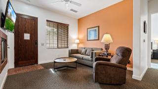 CLR100 Private 1 Bedroom w Spacious Living Area - 6