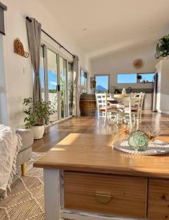 Viola - Seaside Retreat - Coles Bay - 0