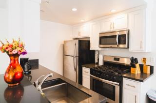 Spacious Koreatown 1 Bedroom with 2 Beds Free Parking + Wifi - 3