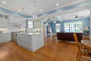 Pet friendly water front home in Palatka South Historic District with private dock that sleeps 8 - Palatka - 4