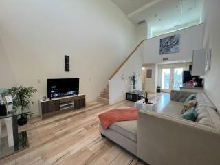 Modern One-Bed Loft in Hollywood Sign View & Free Parking - Los Angeles - 1