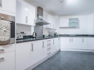 Lovely 2 Bedroom Apartment in the Bay with a view - Pass the Keys - 2