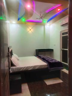 Capital O Hotel 18pm And Cafe House - - 9
