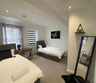 WATCH CHANGING OF THE GUARD AND WALK TO THE CASTLE! 2 Bedroom Apartment - 6