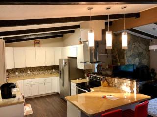 Hot Tub Stunning Mountain Views 2 kitchens 4 bedroom 2 bathroom - Anchorage - 3