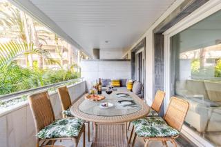 1st line exclusive apt in heart of the Golden Mile - 2