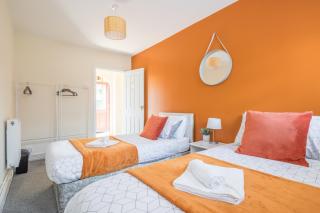 Family-Friendly 5-Bed Home with Garage & WiFi - 8