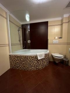 City Hotel - 8