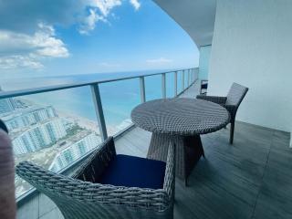 STAY AT THE TOP WITH AMAZING VIEWS By rent4us - Hollywood - 0