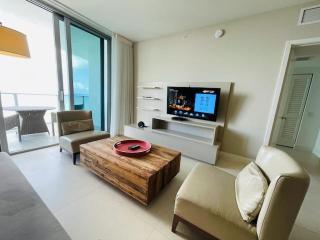 STAY AT THE TOP WITH AMAZING VIEWS By rent4us - Hollywood - 2