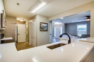 Charming Lewes Townhome with Sunroom 5 Mi to Beach! - Lewes - 4