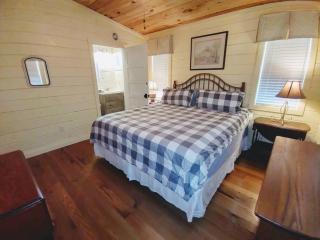 Creekside Quarters - Modern Farmhouse with Deep Creek your Backyard Oasis - Bryson City - 2
