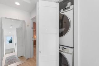 Chris's Sweet Suite - 84 Walkscore - 3