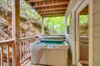 2 Mi to Natl Park Home with Hot Tub in Gatlinburg - Gatlinburg - 9