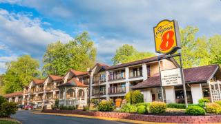 Super 8 by Wyndham Downtown Gatlinburg at Convention Center - Gatlinburg - 1