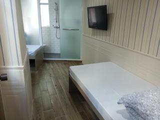 K & B Hostel - 0