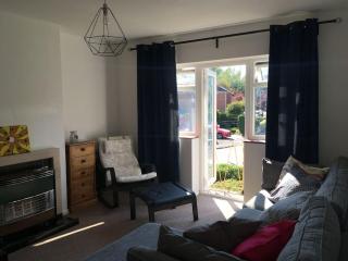 Entire 2 bed apartment - Up to 4 guest - 10 min from station & town centre - 0
