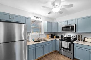 Cozy Contemporary Cottage With Lit Covered Patio - Clarksville - 0