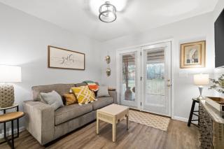 Cozy Contemporary Cottage With Lit Covered Patio - Clarksville - 8