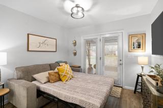 Cozy Contemporary Cottage With Lit Covered Patio - Clarksville - 8