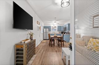 Cozy Contemporary Cottage With Lit Covered Patio - Clarksville - 4