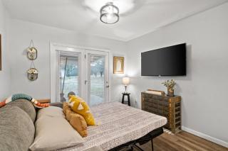 Cozy Contemporary Cottage With Lit Covered Patio - Clarksville - 6