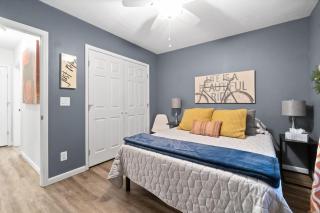 Cozy Contemporary Cottage With Lit Covered Patio - Clarksville - 3