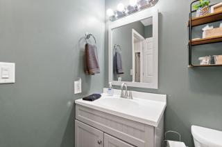 Cozy Contemporary Cottage With Lit Covered Patio - Clarksville - 1