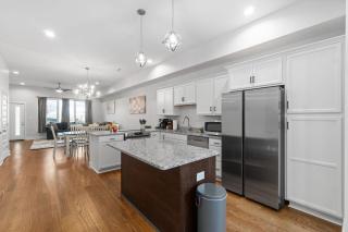 Rebecca's Downtown Luxury Living (527 N 1st St, #C) - Clarksville - 2