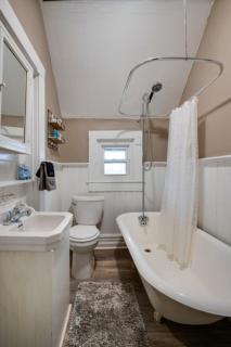 Ross & Ashley's Retreat (117 Marion St, #4) - Clarksville - 9
