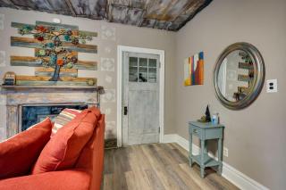Ross & Ashley's Retreat (117 Marion St, #4) - Clarksville - 1