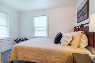 King Bed, 2 Full Baths, Easy Driveway Parking, 2mi to Downtown & Coliseum - 1
